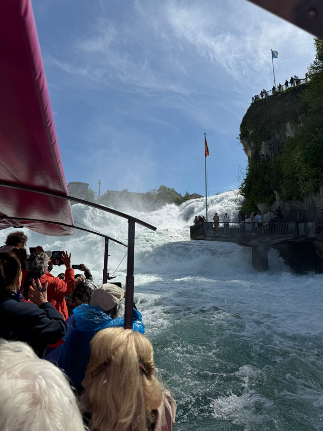 Bateau proche des chutes du Rhin