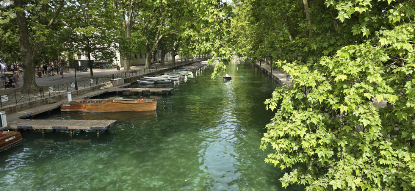 Photo d'un petit canal à Annecy