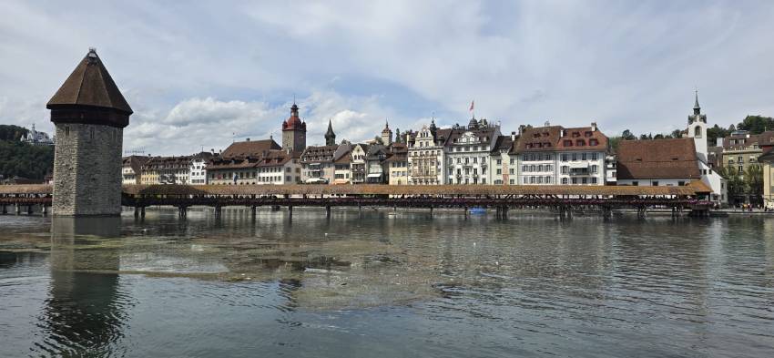 1) Vu sur le pont de la chapelle et la vieille ville de Lucerne