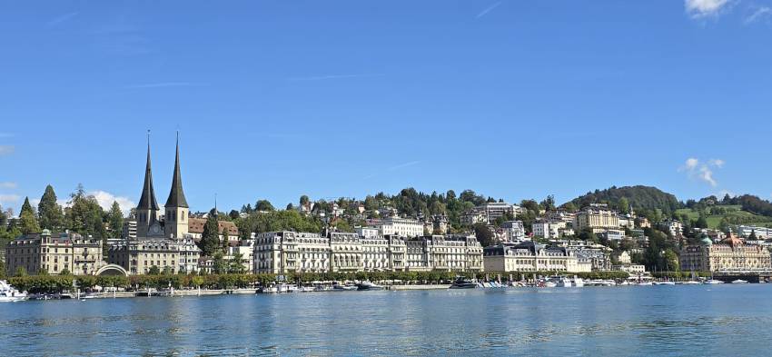 3) Vu depuis le bateau sur la rive droite de Lucerne