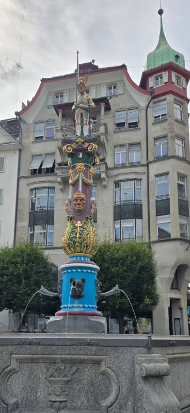 4) Fontaine du Banneret - Fritschibrunnen d’où part le début du carnaval de Lucerne